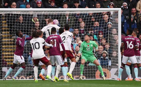 코너킥 찬스에서 헤딩을 골문을 여는 아스널 공격수 빅토르 요케레스. 2일(한국시간) 끝난 번리와 경기 모습. 로이터=연합뉴스