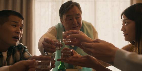 영화 '라리랑'은 미국 LA에 사는 한인 가족의 명절 소동극을 통해 가부장제, 세대 갈등을 코믹하게 다룬다. 사진 누리픽쳐스