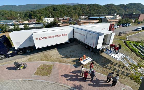 忠清北道永東郡上村面の福祉会館前に設置された移動式フレキシブル医療プラットフォーム。大型トラックを３台連結して処置室と診察室を設けた。中央のトレーラーには 6 つのポートがあり、ここに病原体モジュールを追加できます。ゲスト記者 キム・ソンテ