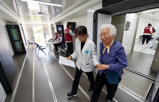 移動病院の診療所で健康診断を受けた入居者は、レントゲン検査のため診察室に移動されます。ゲスト記者 キム・ソンテ