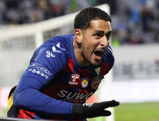 2일 경기도 수원종합운동장에서 열린 '하나은행 K리그 1' 수원FC와 대구FC의 경기. 골을 넣은 수원FC 싸박이 기뻐하고 있다. 연합뉴스