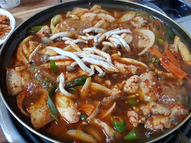 경주 안강읍 식당의 돼지고기찌개. 칼칼한 고춧가루가 듬뿍 들어갔다.