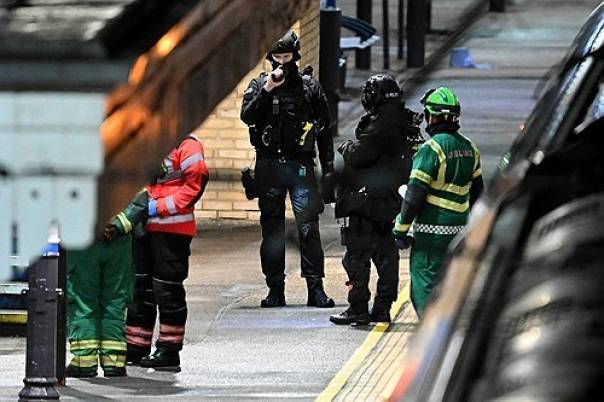 ▲ 칼부림 발생한 열차 옆에 서있는 경찰관과 구조대원 [연합뉴스]