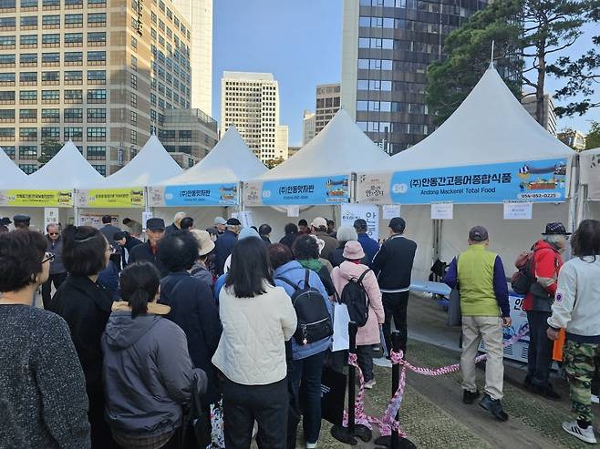 지난달 28일 안동간고등어를 구매하려는 시민들이 부스 앞에 붐적이고 있는 모습. 권용훈 기자