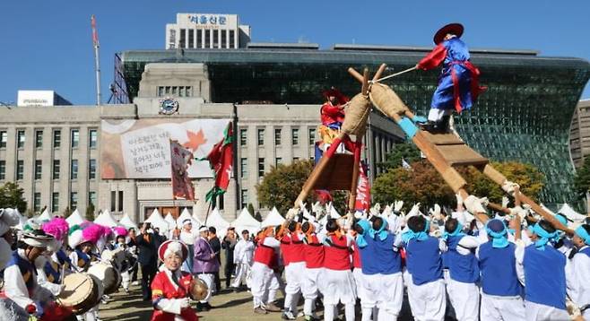 지난달 27일 서울 중구 서울광장에서 열린 안동 농·축·특산물 직거래 장터 '2025 왔니껴안동장터' 개막식에서 차전놀이가 펼쳐지고 있다. 뉴스1