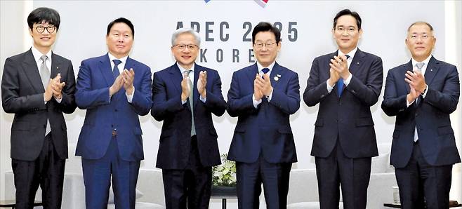 젠슨 황 만난 李 “AI 강국 되도록 역할 해달라” 이재명 대통령이 31일 경북 경주화백컨벤션센터에서 젠슨 황 엔비디아 최고경영자(CEO)와 국내 기업 총수들을 만나 기념 촬영하고 있다. 왼쪽부터 이해진 네이버 이사회 의장, 최태원 SK그룹 회장, 황 CEO, 이 대통령, 이재용 삼성전자 회장, 정의선 현대차그룹 회장.   경주=김범준 기자