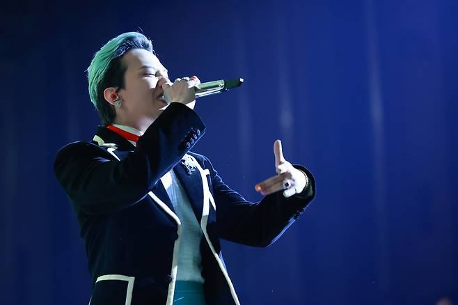 inger G-Dragon performs during the welcome banquet for the 2025 Asia-Pacific Economic Cooperation (APEC) Summit held at Lahan Select Hotel in Gyeongju, North Gyeongsang Province, on Friday. (Yonhap)