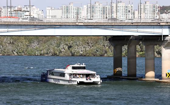 A Hangang Bus ferry is seen along the Han River in Seoul on Nov. 2. The service resumed after a month-long check-up ended the previous day. [YONHAP]