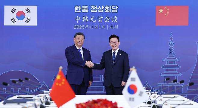 이재명 대통령과 시진핑 중국 국가주석이 1일 경북 국립경주박물관에서 한중 정상회담에 앞서 기념 촬영을 하고 있다. 연합뉴스