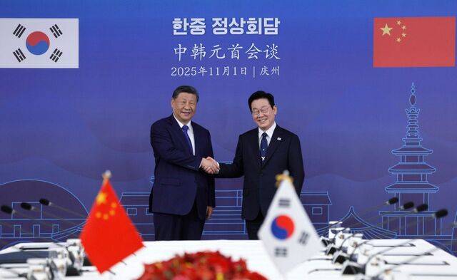 이재명 대통령과 시진핑 중국 국가주석이 지난 1일 경북 국립경주박물관에서 열린 한·중 정상회담에서 악수하고 있다. 양 정상은 전면적 관계 복원을 공식화했다. 경제협력 확대 등을 위해 70조원 규모의 통화 스와프도 체결했다. 경주=김지훈 기자