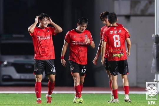 9월 창원FC와의 K3리그 경기에서 승리 후 기뻐하는 김해FC 선수들. 사진[연합뉴스]
