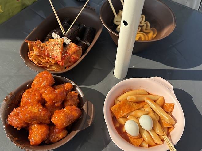 행사장 내 모든 푸드트럭은 다회용기를 사용했다/사진=김지은 여행+ 기자