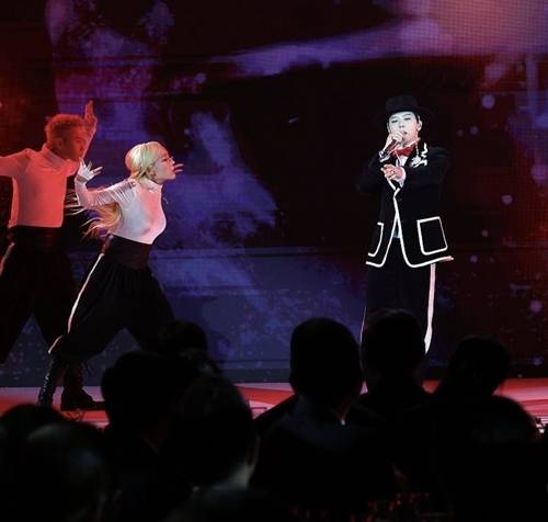 지난 31일 경북 경주 라한셀렉트호텔에서 열린 ‘2025 APEC 정상회의’ 환영 만찬 무대에서 지드래곤은 전통의관 ‘갓’을 착용한 채 신곡 ‘파워(Power)’를 열창했다.  사진=연합뉴스