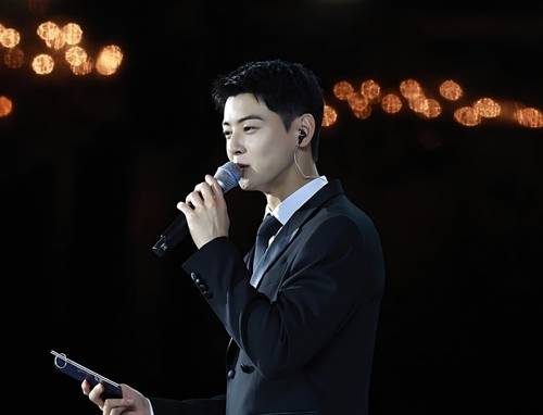 지난 31일 경북 경주 라한셀렉트호텔에서 열린 ‘2025 APEC 정상회의’ 환영 만찬 무대에서 지드래곤은 전통의관 ‘갓’을 착용한 채 신곡 ‘파워(Power)’를 열창했다.  사진=연합뉴스