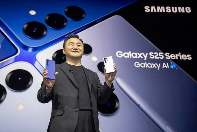 22일(현지시간) 미국 캘리포니아 새너제이에 위치한 SAP센터에서 열린 '갤럭시 언팩 2025(Galaxy Unpacked 2025)' 행사에서 노태문 삼성전자 MX사업부장(사장)이 '갤럭시 S25 시리즈'를 공개하고 있다./사진=삼성전자