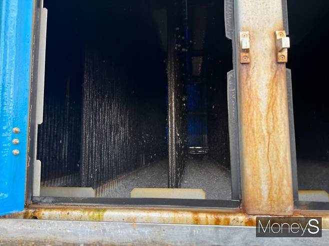 KET에 구축된 해수식 기화시설. 영하 162℃의 액화 LNG가 바닷물과 만나 기화돼 수요처로 공급된다. /사진=정연 기자