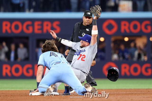 LA 다저스 미겔 로하스가 더블 아웃을 잡고 있다./게티이미지코리아