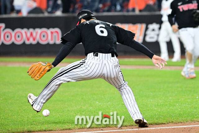 한국시리즈 5차전 LG 구본혁이 3회말 무사 1,2루에서 문현빈의 번트 타구를 일부러 피하고 있다.