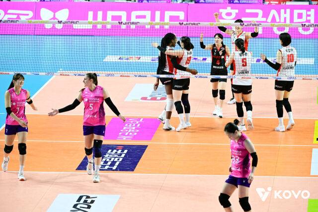 페퍼저축은행이 2일 흥국생명을 꺾고 2연승을 질주했다./KOVO