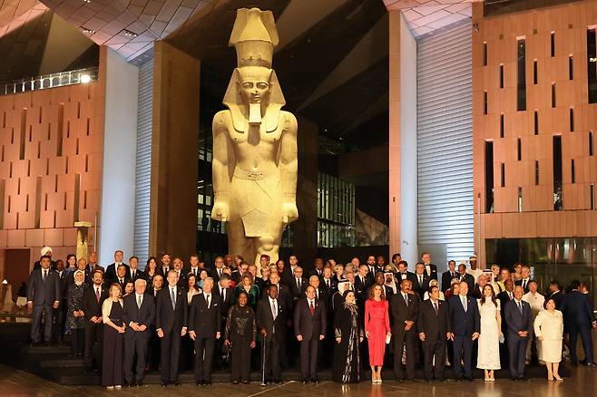이집트 대박물관 개관식에서 압델 파타 엘시시대통령과 세계 각국에서 초빙된 손님들이 기념 촬영을 하고 있다.   [EPA}