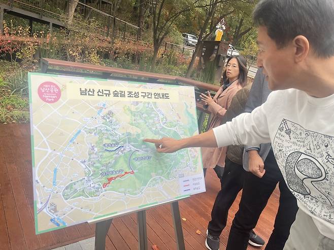 오세훈 서울시장이 지난달 31일 남산 소월정원에서 하늘숲길에 대해 설명하고 있다. 박병국 기자.