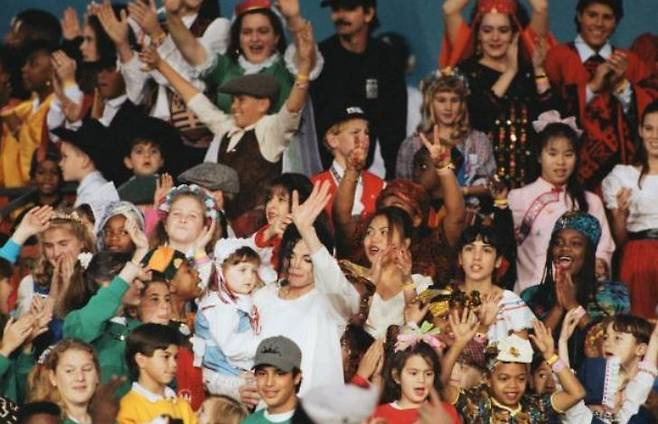 우리가 기억하는 마이클 잭슨은 늘 무대 위에 서 있다. 압도와 환호, 폭발과 정적 사이의 완벽한 타이밍 속에서. 적어도 그 곳에서, 그는 영원하다. [게티이미지/Photo by George Rose]