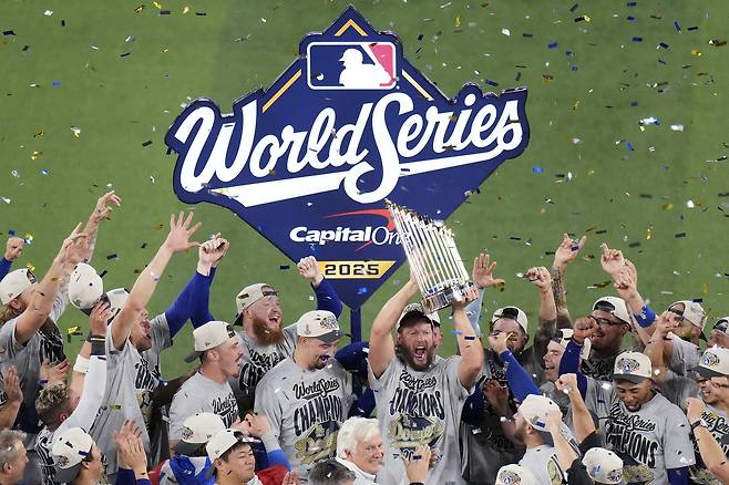 LA 다저스 선수들이 월드시리즈 2연패를 자축하고 있다.  [AP]