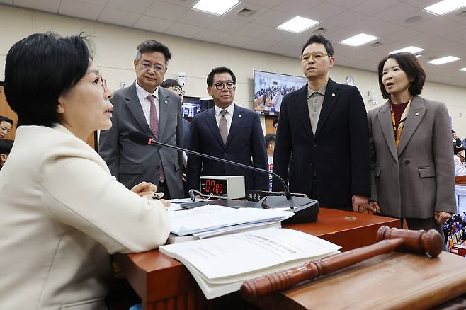 지난달 29일 국회 과학기술정보방송통신위원회에서 열린 과학기술정보통신부 등에 대한 종합감사에서 최민희 위원장이 최수진 의원 등 국민의힘 의원들로부터 사퇴요구를 받고 있다. [연합]