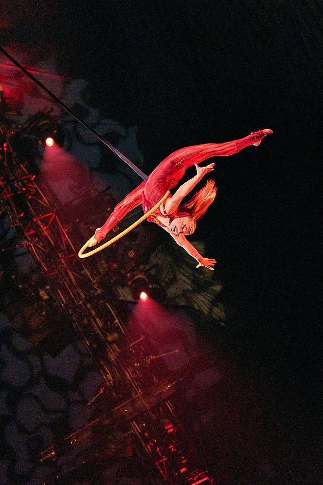 '태양의서커스-쿠자' 중 '에어리얼 후프' 공연 장면. (사진=마스트 인터내셔널 제공) *재판매 및 DB 금지