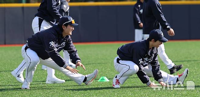 [고양=뉴시스] 권창회 기자 = 대한민국 야구 국가대표팀 곽빈과 박성한이 2일 오후 경기 고양시 고양국가대표야구훈련장에서 첫 훈련을 하고 있다. 2025.11.02. kch0523@newsis.com