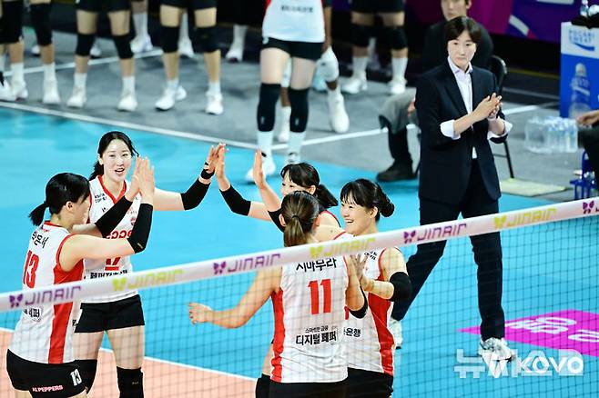 [서울=뉴시스] 여자배구 페퍼저축은행 선수들이 2일 인천삼산월드체육관에서 열린 진에어 2025~2026 V-리그 여자부 경기에서 흥국생명을 상대로 득점을 올린 뒤 기뻐하고 있다. (사진=KOVO 제공) 2025.11.02.