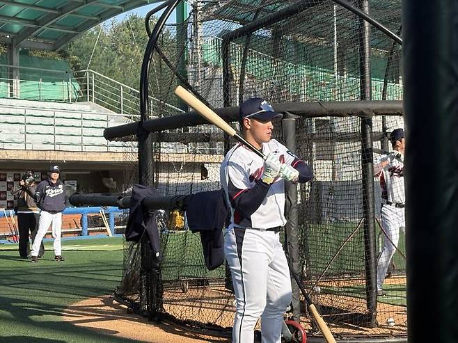 [고양=뉴시스]신유림 기자=프로야구 KT 위즈의 외야수 안현민이 2일 경기 고양시 국가대표야구훈련장에서 열린 2025 K-베이스볼 시리즈 대비 소집 첫 훈련에 참가, 타격 훈련에 임하고 있다. 2025.11.02. spicy@newsis.com *재판매 및 DB 금지