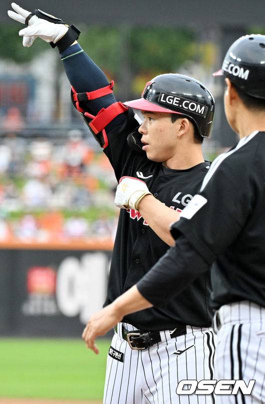 [OSEN=대전, 민경훈 기자] 27일 오후 대전 한화생명볼파크에서 2025 신한 SOL Bank KBO리그&nbsp;한화 이글스와&nbsp;LG 트윈스의 경기가 열렸다.한화는&nbsp;문동주, LG는&nbsp;톨허스트를 선발 투수로 내세웠다.1회초 1사 주자 1,2루 LG 문성주가 우익수 오른쪽 선취 1타점 적시타를 때리고 있다. 2025.09.27 /rumi@osen.co.kr