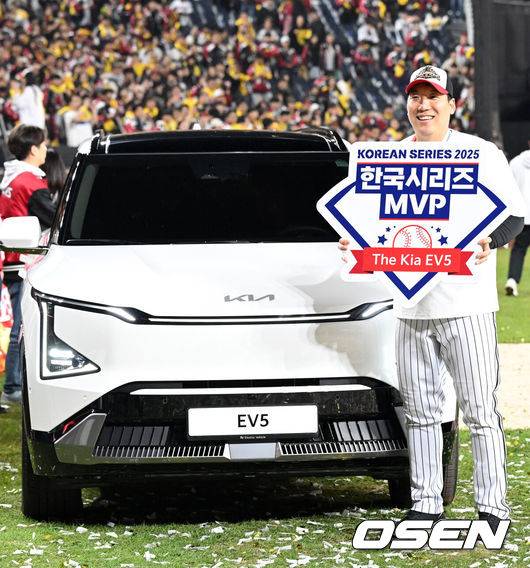 [OSEN=대전, 이대선 기자] 이변은 없었다. 2025시즌 우승팀은 무적 LG 트윈스다.&nbsp;프로야구 LG 트윈스는 31일 대전 한화생명볼파크에서 열린 2025 신한 SOL뱅크 KBO 한국시리즈(7전 4선승제) 한화 이글스와의 5차전에서 4-1로 승리했다.정규시즌 1위 LG는 시리즈 전적 4승 1패로 통합우승 금자탑을 쌓았다. LG의 통합우승은 1990년, 1994년, 2023년에 이은 통산 4번째로, 염경엽 감독은 2023년 부임 후 3년 사이 팀을 두 차례나 정상에&nbsp;올려놓는 위대한 업적을 달성했다. 2023년 1위, 2024년 3위, 2025년 1위로 KBO리그에 트윈스 왕조 시대를 활짝 열었다.&nbsp;반면 2위 한화는 플레이오프를 거쳐 2006년 이후 19년 만에 한국시리즈 무대를 밟았지만, LG의 벽을 넘지 못하며 1999년 이후 26년 만에 통산 두 번째 우승이 무산됐다.&nbsp;한국시리즈 MVP를 차지한 LG 김현수가 부상으로 받은 차량 앞에서 포즈를 취하고 있다. 2025.10.31 /sunday@osen.co.kr