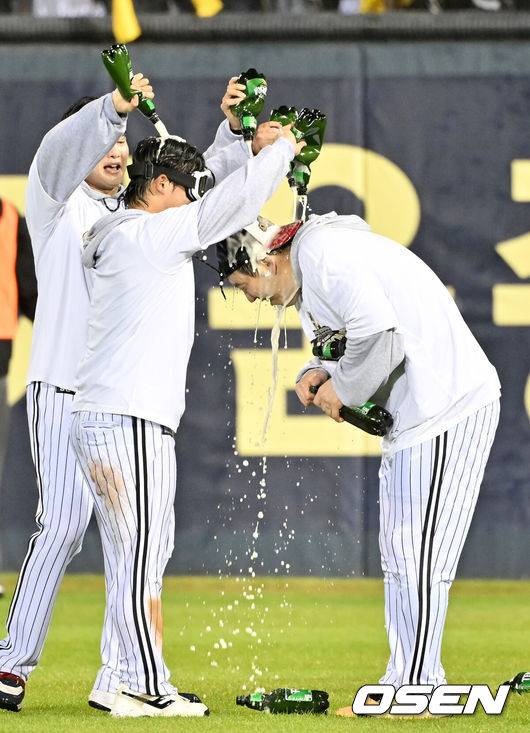 [OSEN=잠실, 민경훈 기자] 1일 오후 서울 잠실야구장에서 LG 트윈스의 한국시리즈 통합우승 IN 잠실' 행사가 열렸다.팬들을 위한 트로피 퍼포먼스, 선수단 그라운드 행진, 비하인드 스몰토크, 선수단 샴페인 샤워 등 다양한 프로그램이 펼쳐진다.LG 김현수가 샴페인 샤워를 하고 있다. 2025.11.01 /rumi@osen.co.kr