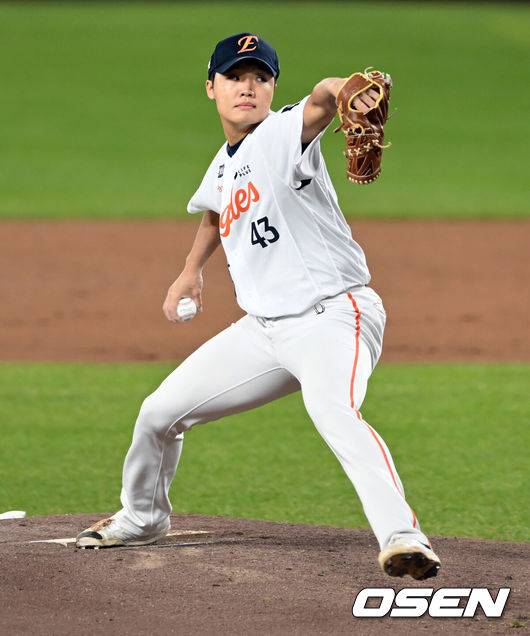 [OSEN=대전, 손용호 기자] 31일 대전 한화생명볼파크에서 2025 신한 SOL Bank KBO리그 포스트시즌 한국시리즈 5차전 한화 이글스와 LG 트윈스의 경기가 열렸다.이날 경기에 한화는 문동주를, LG는 톨허스트를 선발투수로 내세웠다. 2회초 정우주가 투구를 하고  있다.  2025.10.31/spjj@osen.co.kr