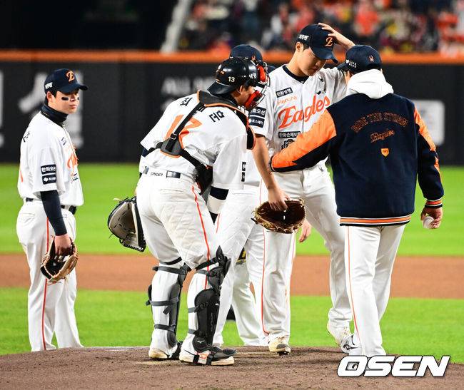 [OSEN=대전, 지형준 기자] 31일 대전 한화생명볼파크에서 2025 신한 SOL Bank KBO리그 포스트시즌 한국시리즈 5차전 한화 이글스와 LG 트윈스의 경기가 열렸다.이날 경기에 한화는 문동주를, LG는 톨허스트를 선발투수로 내세웠다. 4회초 무사 1루에서 한화 양상문 코치가 마운드에 올라 정우주를 교체하고 있다. 2025.10.31 /jpnews@osen.co.kr