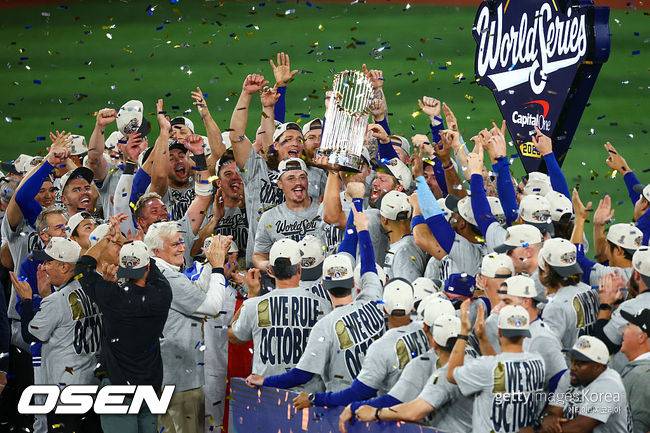 [사진] LA 다저스 클레이튼 커쇼가 월드시리즈 우승 트로피를 들며 기뻐하고 있다. ⓒGettyimages(무단전재 및 재배포 금지)