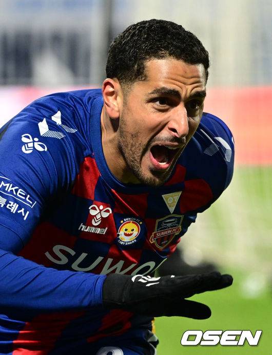 [OSEN=수원종합운동장, 조은정 기자]2일 수원종합운동장에서 하나은행 K리그1 2025 35라운드(파이널B 2라운드) 수원FC와  대구FC의 경기가 열렸다.홈팀 수원FC는 승점 38(10승 8무 16패) 10위, 원정팀 대구는 승점 28(6승 10무 18패)로 최하위 12위를 기록 중이다.후반 수원FC 싸박이 선제골을 넣은 뒤 세리머니를 하고 있다. 2025.11.02 /cej@osen.co.kr