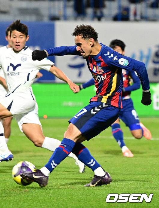 [OSEN=수원종합운동장, 조은정 기자]2일 수원종합운동장에서 하나은행 K리그1 2025 35라운드(파이널B 2라운드) 수원FC와  대구FC의 경기가 열렸다.홈팀 수원FC는 승점 38(10승 8무 16패) 10위, 원정팀 대구는 승점 28(6승 10무 18패)로 최하위 12위를 기록 중이다.후반 수원FC 루안이 팀의 두 번째 골을 성공하고 있다. 2025.11.02 /cej@osen.co.kr