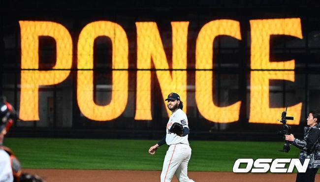 [OSEN=대전, 지형준 기자] 24일 오후 대전 한화생명볼파크에서 2025 신한 SOL Bank KBO리그 포스트시즌 플레이오프 5차전 한화 이글스와 삼성 라이온즈의 경기가 열렸다.한화는 코디 폰세, 삼성은 최원태를 선발 투수로 내세웠다.경기에 앞서 한화 폰세가 마운드에 오르고 있다. 2025.10.24 /jpnews@osen.co.kr