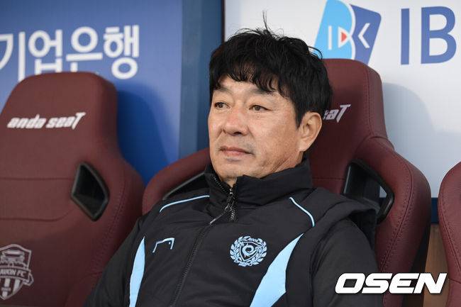 [OSEN= 수원종합운동장, 조은정 기자]2일 수원종합운동장에서 하나은행 K리그1 2025 35라운드(파이널B 2라운드) 수원FC와  대구FC의 경기가 열렸다.홈팀 수원FC는 승점 38(10승 8무 16패) 10위, 원정팀 대구는 승점 28(6승 10무 18패)로 최하위 12위를 기록 중이다.대구FC 김병수 감독이 그라운드를 바라보고 있다. 2025.11.02 /cej@osen.co.kr