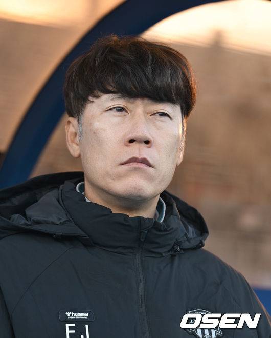 [OSEN= 수원종합운동장, 조은정 기자]2일 수원종합운동장에서 하나은행 K리그1 2025 35라운드(파이널B 2라운드) 수원FC와  대구FC의 경기가 열렸다.홈팀 수원FC는 승점 38(10승 8무 16패) 10위, 원정팀 대구는 승점 28(6승 10무 18패)로 최하위 12위를 기록 중이다.경기를 앞두고 수원FC 김은중 감독이 그라운드를 바라보고 있다. 2025.11.02 /cej@osen.co.kr