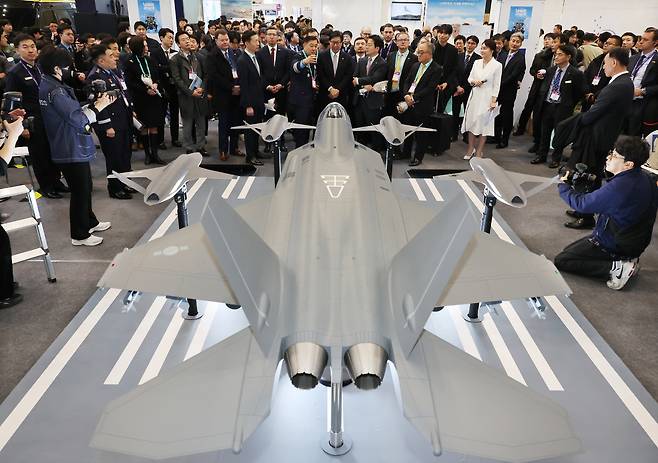 지난 2월 26일 부산 해운대구 벡스코 제1전시장에서 열린 드론쇼코리아에서 참석 내빈들이 공군 부스에서 KF-21과 무인전투기 등을 살펴보고 있다. 세계일보 자료사진