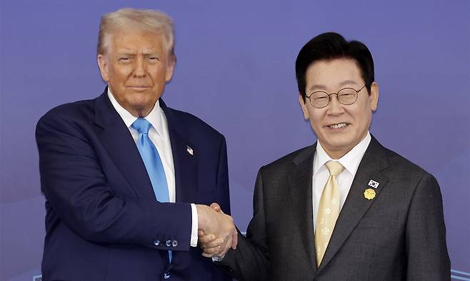 이재명 대통령과 도널드 트럼프 미국 대통령이 지난 10월 29일 경북 경주박물관에서 한미 정상회담 기념촬영을 하고 있다. 뉴시스