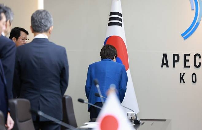 태극기에 예를 표하는 일본 총리 - 다카이치 사나에 일본 총리가 30일 경북 경주 APEC 정상회의장에서 열린 이재명 대통령과의 한일 정상회담에서 기념촬영 후 자리로 향하기 전 태극기에 예를 표하고 있다.  경주 연합뉴스