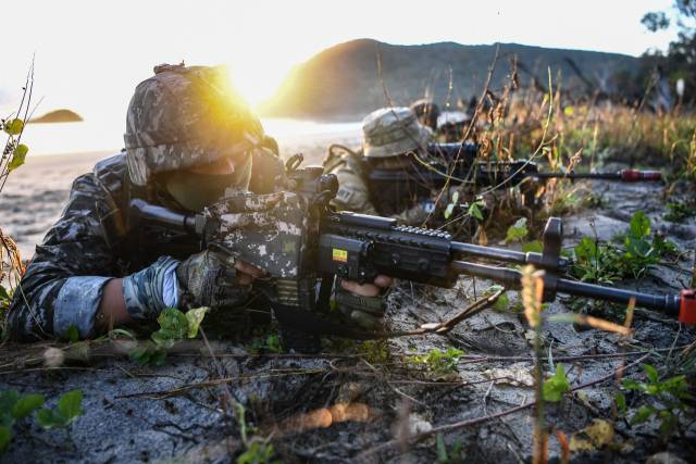 해병대 장병들이 서북도서에서 경계훈련을 실시하고 있다. 사진 제공=해병대사령부