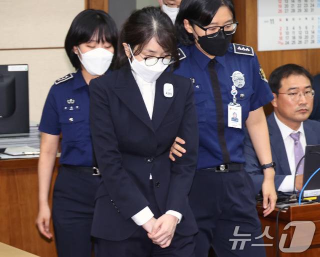 김건희 여사가 지난 9월 24일 서울 서초동 서울중앙지법에서 열린 본인의 특정범죄가중처벌법상 알선수재 및 자본시장법·정치자금법 위반 등 사건 첫 재판에 출석하고 있다. 뉴스1