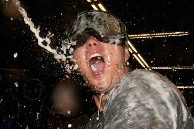 LA 다저스 오타니 쇼헤이가 우승 뒤 로커룸에서 축하 파티를 즐기고 있다. AP연합뉴스