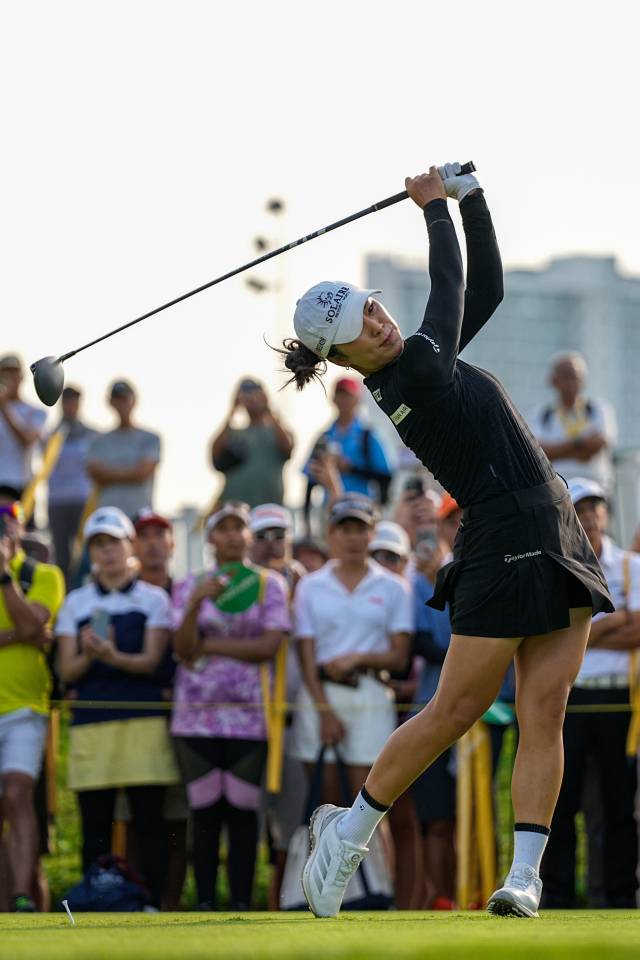 티샷을 날리고 있는 윤이나. 사진 제공=AP연합뉴스